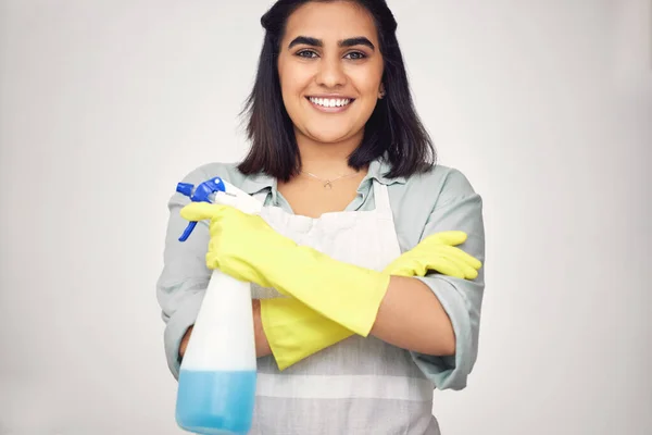Confident Young Woman Standing Her Arms Crossed While Cleaning Home — Stockfoto
