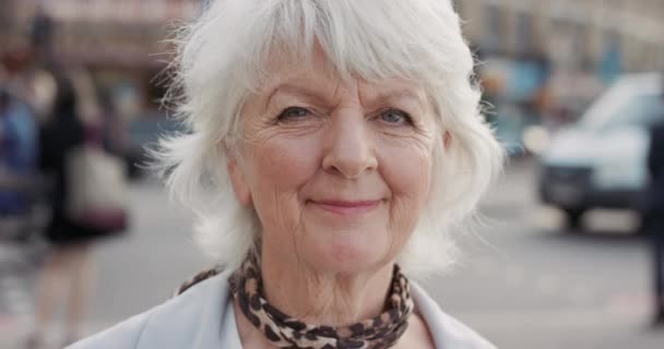 Видеозаписей Пожилой Женщины Стоящей Городском Фоне — стоковое видео