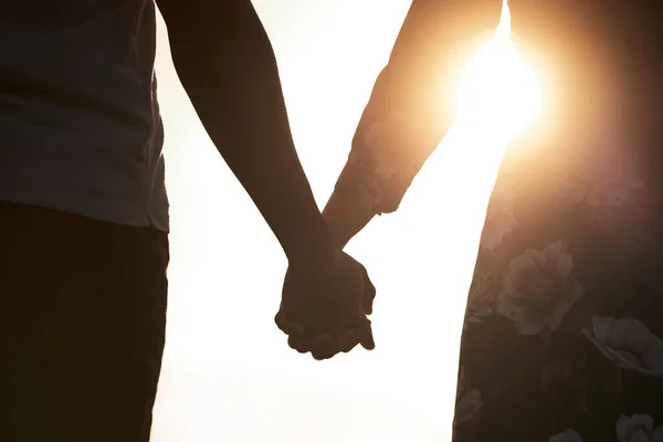 Unrecognizable Couple Holding Hands While Watching Sunset — Stock Photo, Image