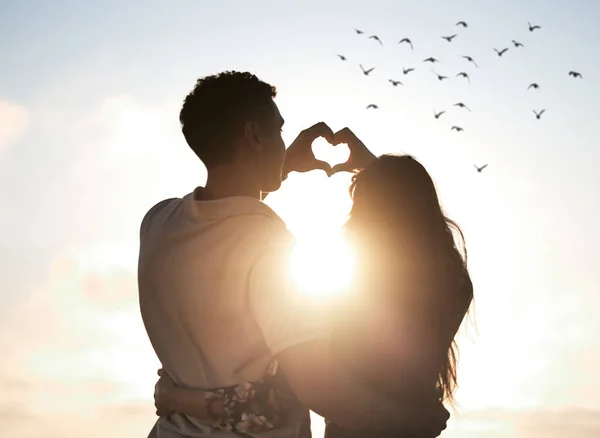 Young Couple Making Heart Shape Hands Sunset — Stok fotoğraf