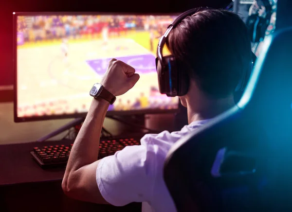 Young Man Cheering While Playing Computer Games —  Fotos de Stock