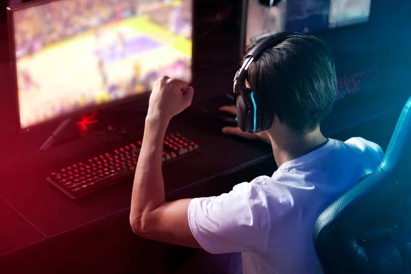 Een Jonge Man Juichen Tijdens Het Spelen Van Computerspelletjes — Stockfoto