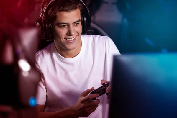 Young Man Playing Computer Games —  Fotos de Stock