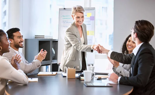 Senior Businesswoman Shaking Hands Colleague Meeting Office – stockfoto