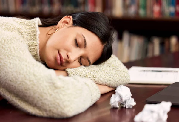 Uma Jovem Mulher Dormindo Enquanto Estudava Uma Biblioteca Faculdade — Fotografia de Stock