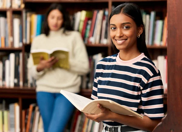 Een Jonge Vrouw Doet Onderzoek Een Bibliotheek Universiteit — Stockfoto
