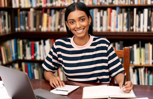 Una Giovane Studentessa Che Studia Una Biblioteca Del College — Foto Stock