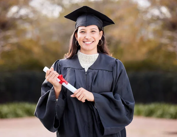 Porträt Einer Jungen Frau Mit Ihrem Diplom Abschlusstag — Stockfoto