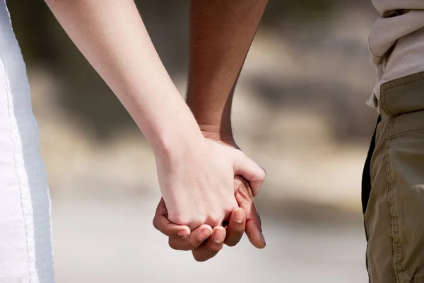 Unrecognizable Couple Holding Hands Beach — Fotografia de Stock