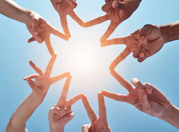 Grupo Personas Irreconocibles Haciendo Una Forma Estrella Con Sus Dedos —  Fotos de Stock