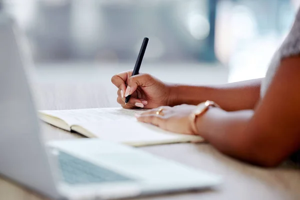 Bizneswoman Pisząca Notatki Podczas Pracy Laptopie — Zdjęcie stockowe