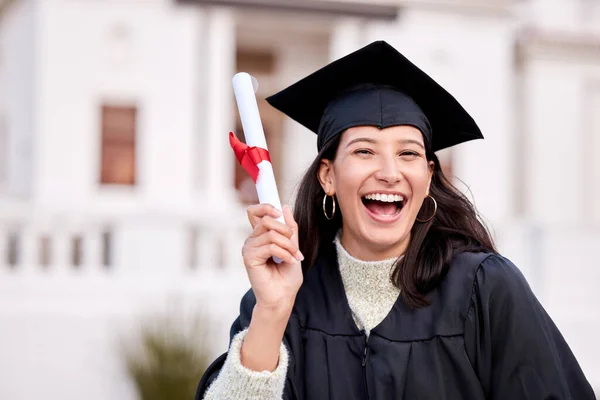 Retrato Uma Jovem Segurando Seu Diploma Dia Formatura — Fotografia de Stock