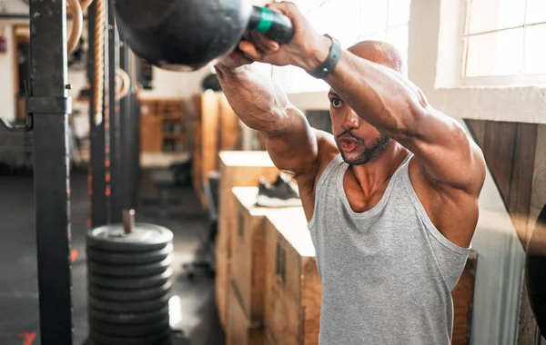 Młody Mężczyzna Robi Huśtawki Kettlebell Podczas Treningu — Zdjęcie stockowe