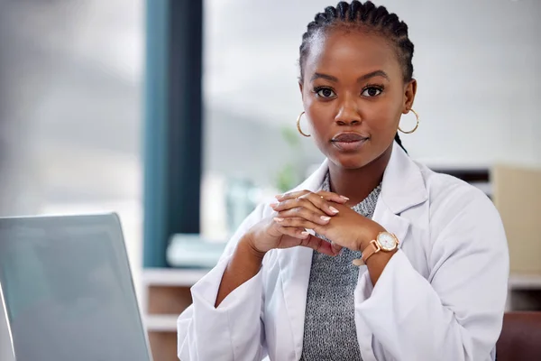 Female Doctor Working Her Laptop — Stok fotoğraf