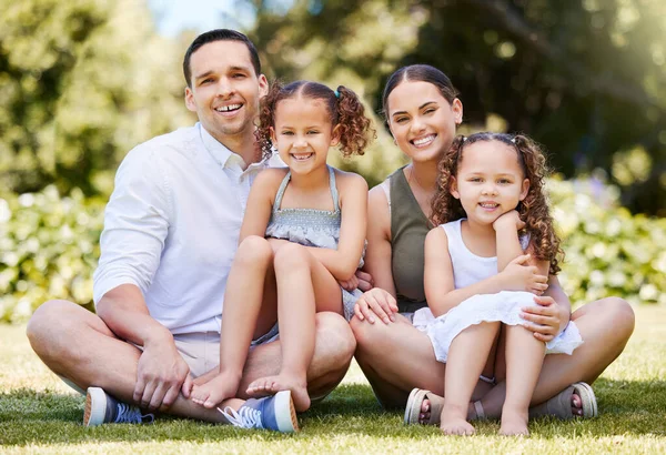 Portrait Happy Young Family Enjoying Fun Day Out Park — Stock fotografie