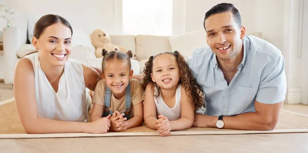 Young Couple Bonding Two Young Daughters Home — 图库照片