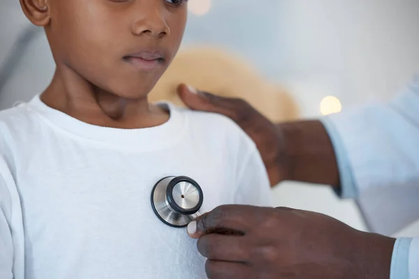 Médico Irreconocible Que Examina Paciente Con Estetoscopio Hospital — Foto de Stock