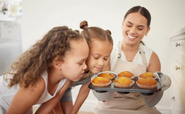 Genç Bir Anne Kızı Evde Pişirdikleri Kekleri Kokluyorlar — Stok fotoğraf