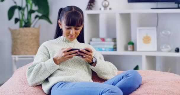 Pemain Wanita Trendy Menggunakan Telepon Untuk Streaming Permainan Online Seorang — Stok Video
