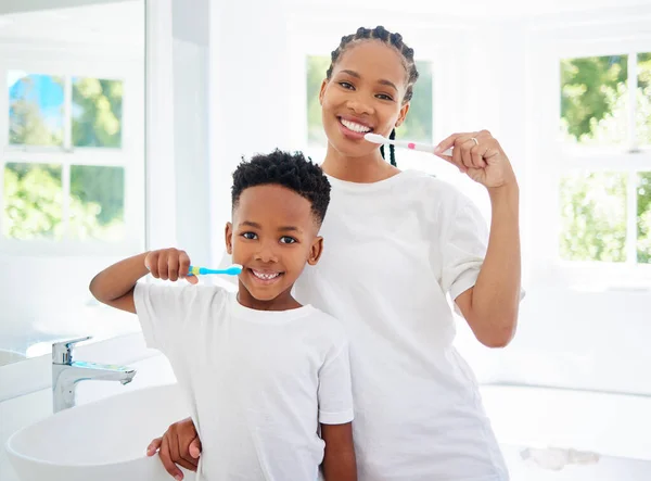 Portrait Little Boy His Mother Brushing Teeth Together Bathroom Home — Stockfoto