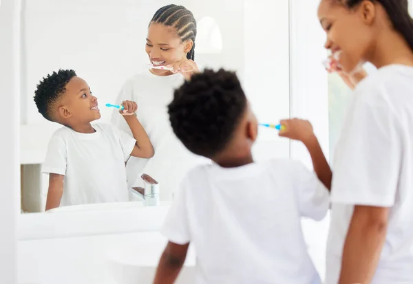 Little Boy His Mother Brushing Teeth Together Bathroom Home — Stockfoto