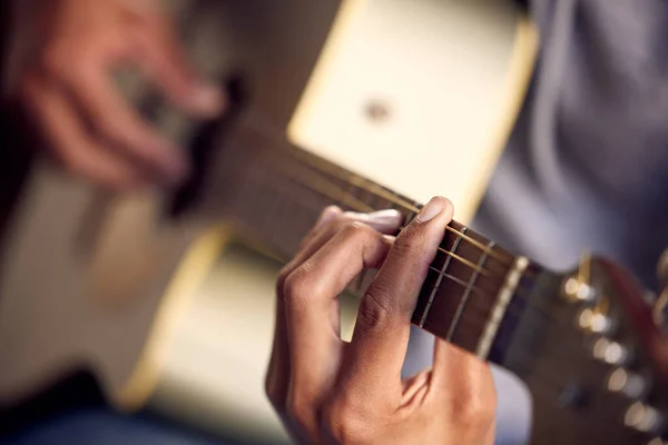 Closeup Shot Unrecognisable Man Playing Acoustic Guitar — Fotografia de Stock