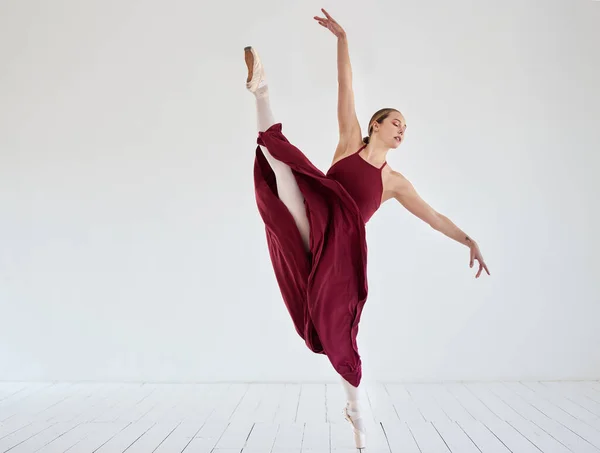 Young Woman Dancing Ballet Studio — Stockfoto