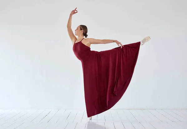 Молодая Женщина Танцует Балетной Студии — стоковое фото