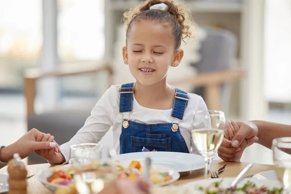 Little Girl Closing Her Eyes Prayer Time Lunch Home Her — Foto de Stock