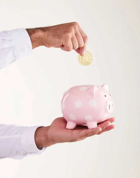 Hombre Negocios Irreconocible Depositando Monedas Alcancía Sobre Fondo Gris — Foto de Stock