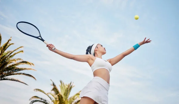 Tiro Bajo Ángulo Joven Jugador Tenis Parado Solo Cancha Sirviendo — Foto de Stock