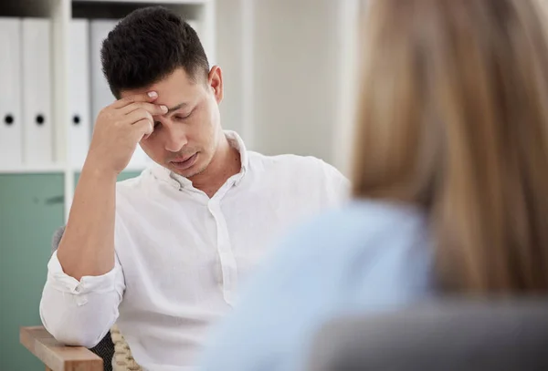 Handsome Young Man Sitting Clinic His Therapist Feeling Stressed — Stockfoto