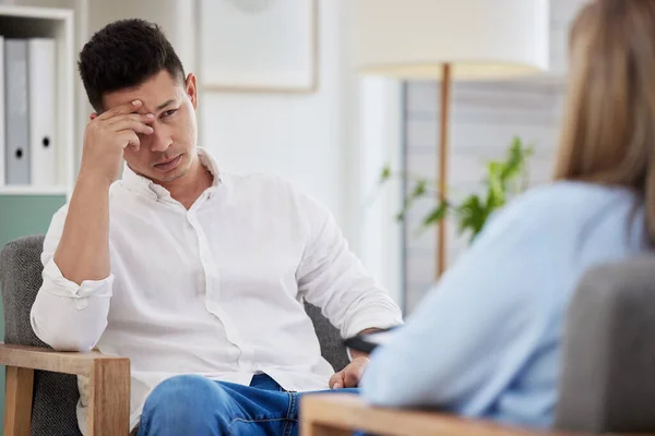 Handsome Young Man Sitting Clinic His Therapist Feeling Stressed — Stockfoto