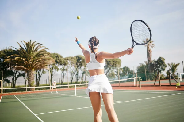 Giocatore Tennis Irriconoscibile Piedi Sul Campo Che Serve Palla Durante — Foto Stock
