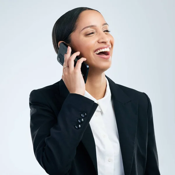 Een Jonge Zakenvrouw Met Behulp Van Een Telefoon Tegen Een — Stockfoto