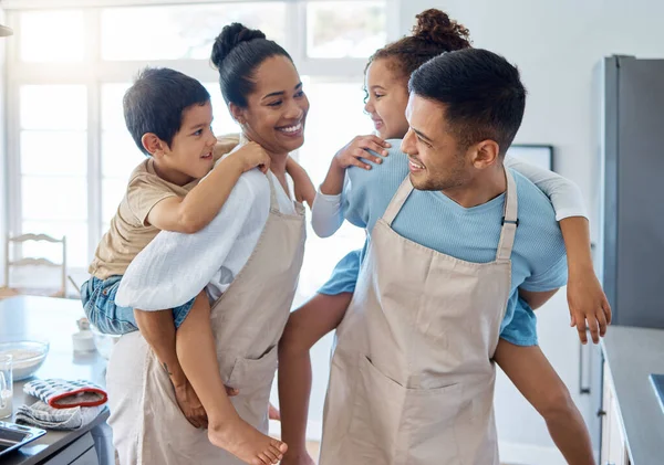 Energetische Ouders Die Hun Kinderen Een Ritje Rug Geven Terwijl — Stockfoto