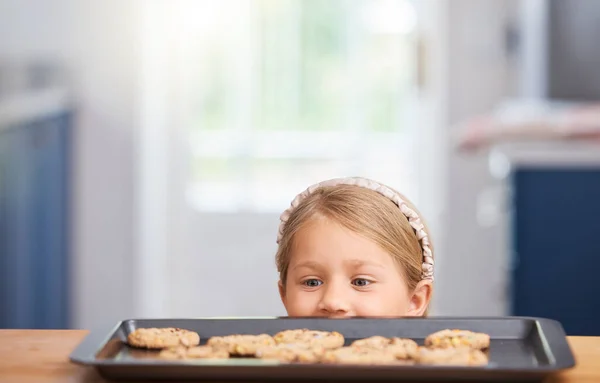 Uma Menina Adorável Olhando Para Biscoitos Uma Bandeja Cozimento — Fotografia de Stock