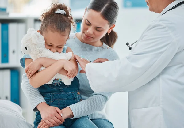 Little Girl Looking Scared While Getting Injection Doctor Clinic — Stock Fotó