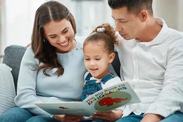 Μητέρα Και Πατέρας Διαβάζουν Στην Κόρη Τους — Φωτογραφία Αρχείου