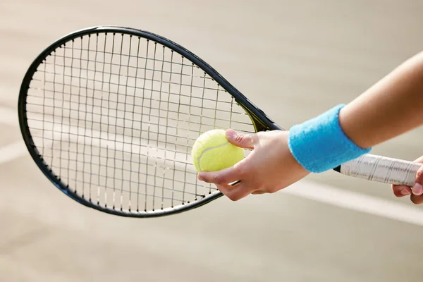 Unrecognisable Tennis Player Standing Court Getting Ready Serve Practice — ストック写真