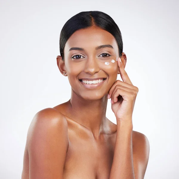 Studio Portrait Attractive Young Woman Applying Lotion Her Face Grey — Stock Photo, Image