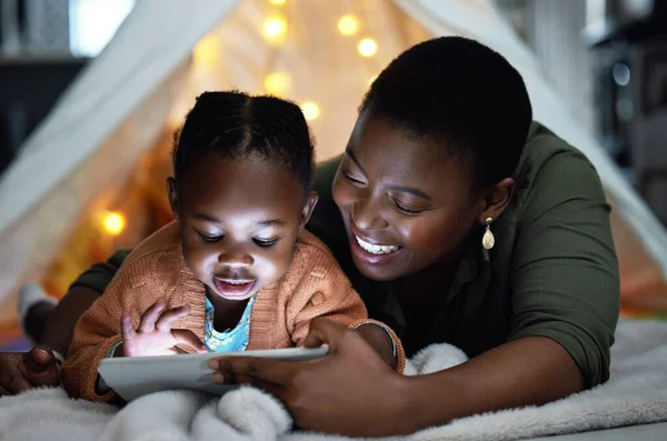 Een Schattig Klein Meisje Met Behulp Van Een Digitale Tablet — Stockfoto