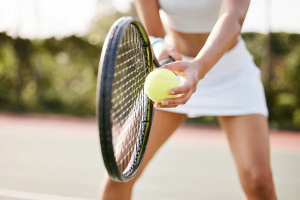 Egy Felismerhetetlen Teniszező Áll Pályán Készül Szolgálatra Edzés Közben — Stock Fotó