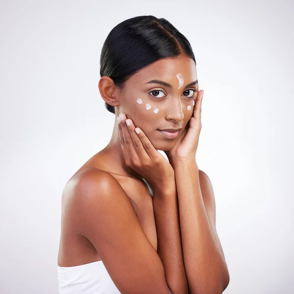 Studio Portrait Attractive Young Woman Applying Lotion Her Face Grey — Stock Photo, Image