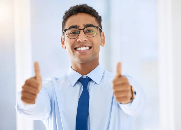 Young Businessman Giving Thumbs — Stockfoto