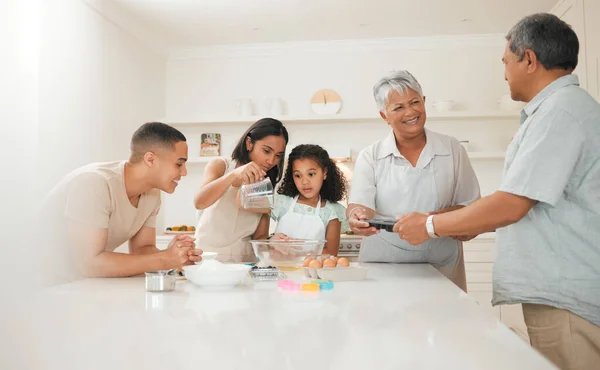 Três Gerações Uma Família Que Assa Conjunto — Fotografia de Stock