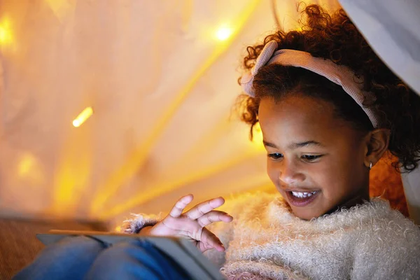 Una Bambina Adorabile Che Usa Tablet Digitale Durante Nanna Casa — Foto Stock