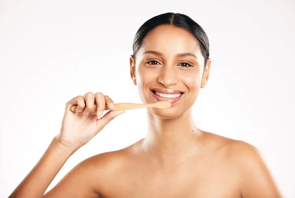 Studio Portrait Attractive Young Woman Brushing Her Teeth Grey Background — Stock fotografie