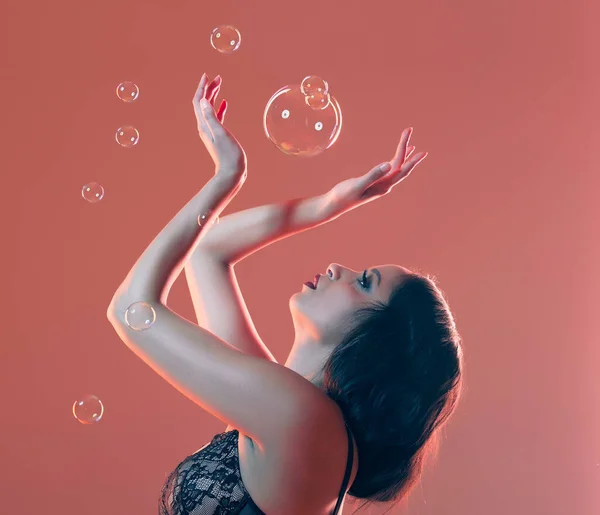 Beautiful Young Woman Posing Studio Surrounded Bubbles Red Background — Foto de Stock