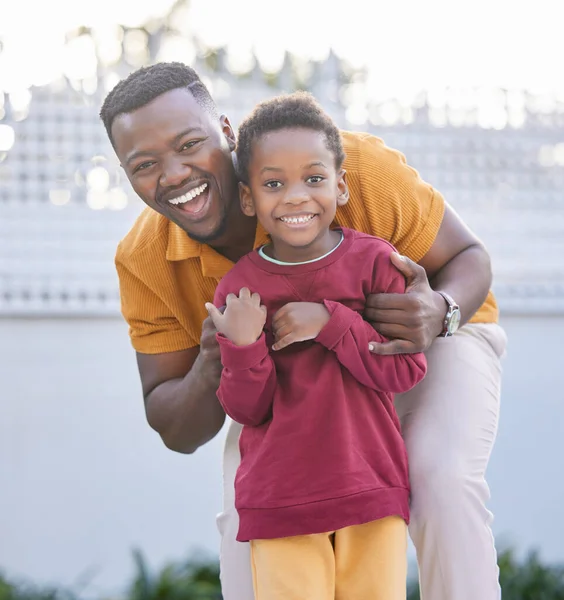 Adorable Little Boy Embracing His Father Garden — Stock fotografie